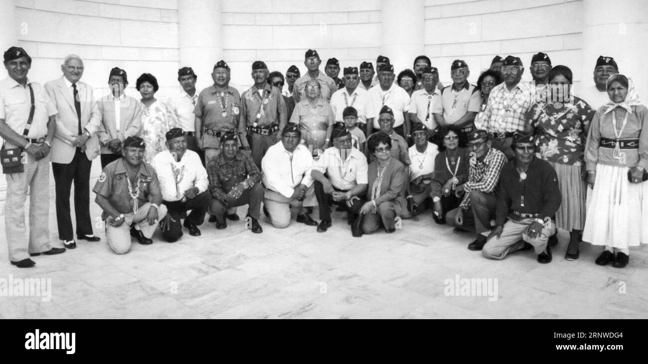 Foto di gruppo della Navajo Code Talkers Association scattata dopo una presentazione della medaglia al Memorial Amphitheatre del Cimitero Nazionale di Arlington il 6 luglio 1983. I Code Talker Navajo furono reclutati durante la seconda guerra mondiale per trasmettere comunicazioni segrete sui campi di battaglia. (USA) Foto Stock