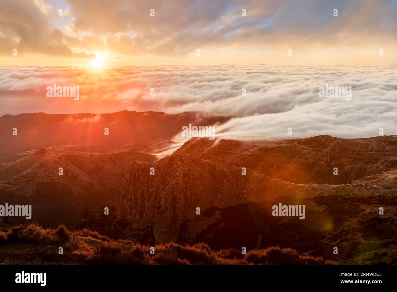 Cima della montagna all'alba su Pico do Arieiro, isole di Madeira, Portogallo Foto Stock