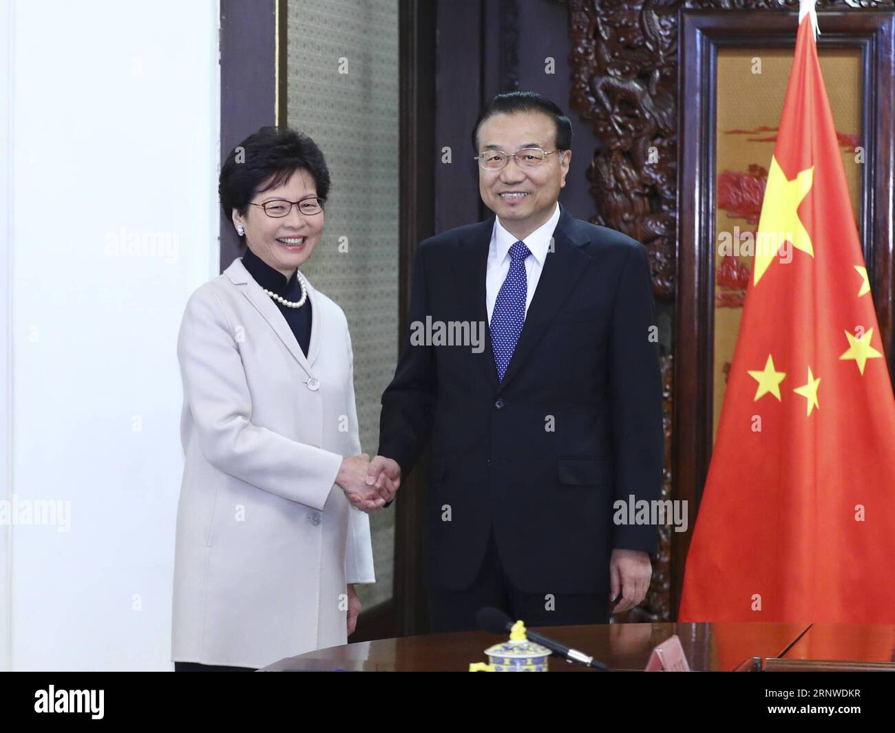 (171215) -- PECHINO, 15 dicembre 2017 -- il Premier cinese li Keqiang (R) incontra l'amministratore delegato della regione amministrativa speciale di Hong Kong Lam Cheng Yuet-ngor a Pechino, capitale della Cina, 15 dicembre 2017. Lam Cheng Yuet-ngor è a Pechino per riferire al governo centrale il lavoro del governo della RAS di Hong Kong. (dhf) CHINA-BEIJING-li KEQIANG-HONG KONG-MEETING (CN) XiexHuanchi PUBLICATIONxNOTxINxCHN Foto Stock