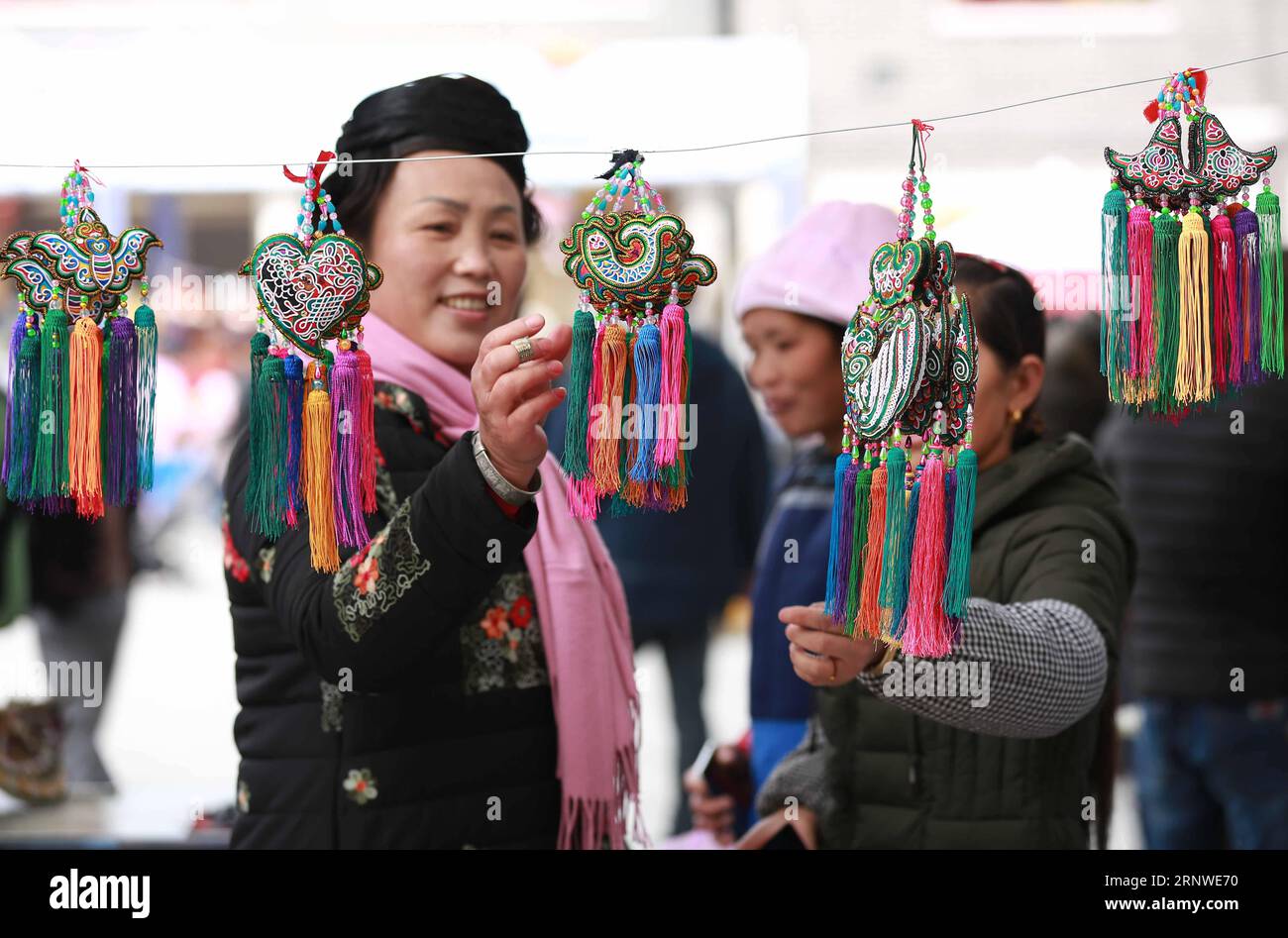 (171216) -- RONGJIANG, 16 dicembre 2017 -- Un cliente seleziona sacchetti ricamati al mercato dei prodotti popolari di Miao & Dong nella contea di Rongjiang di Qiandongnan Miao and Dong Autonomous Prefecture, nella provincia di Guizhou della Cina sud-occidentale, 16 dicembre 2017. Le persone di minoranze etniche vendevano sul mercato costumi distintivi, artigianato e prodotti agricoli dei loro gruppi etnici). (lx) CINA-GUIZHOU-ETNICA MINORANZA-PRODOTTO(CN) HuangxXiaohai PUBLICATIONxNOTxINxCHN Foto Stock