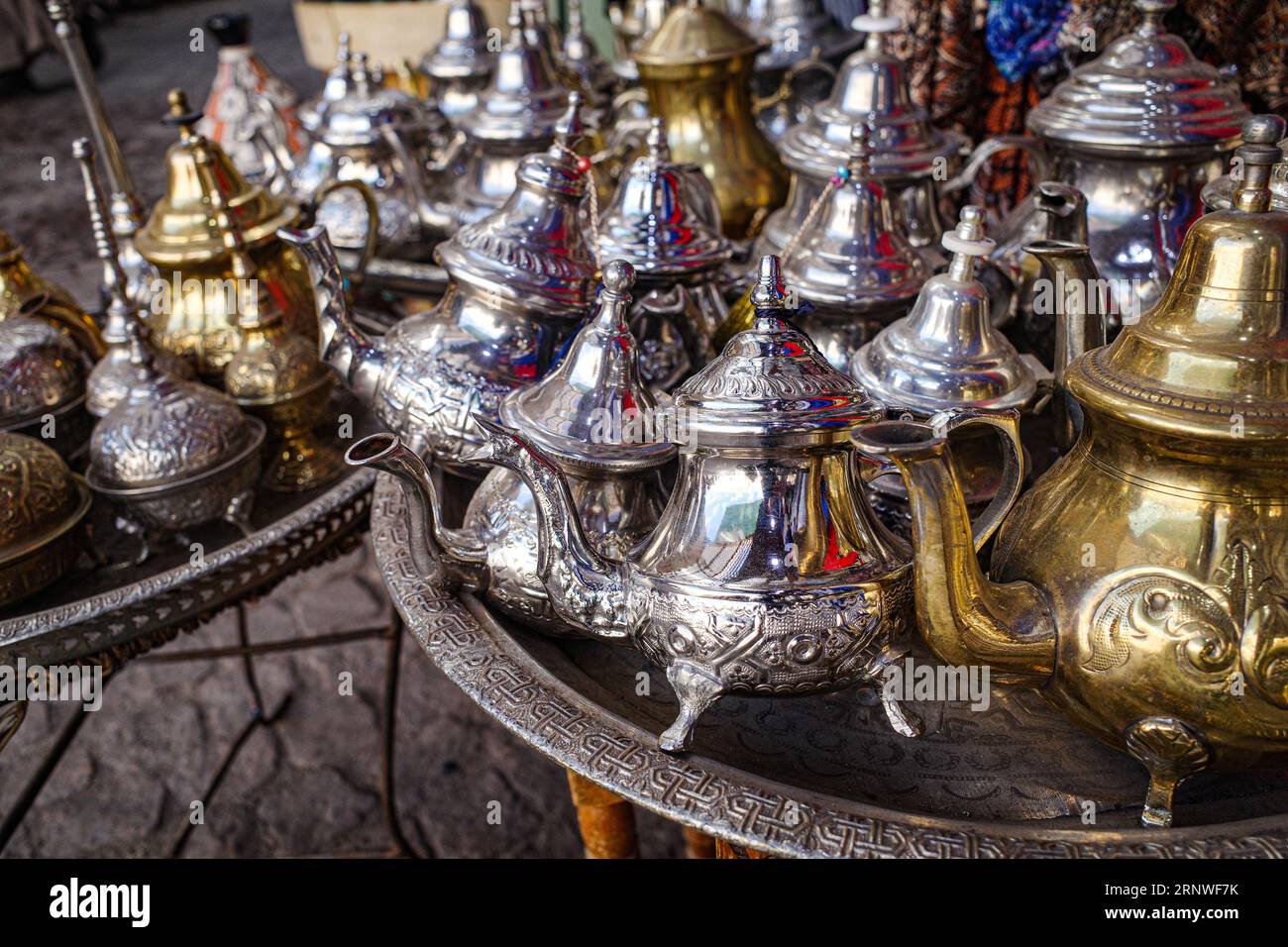 Marrakech, Marocco - 10 febbraio 2023: Lampade arabe tradizionali in vendita nei souk di Marrakech Foto Stock