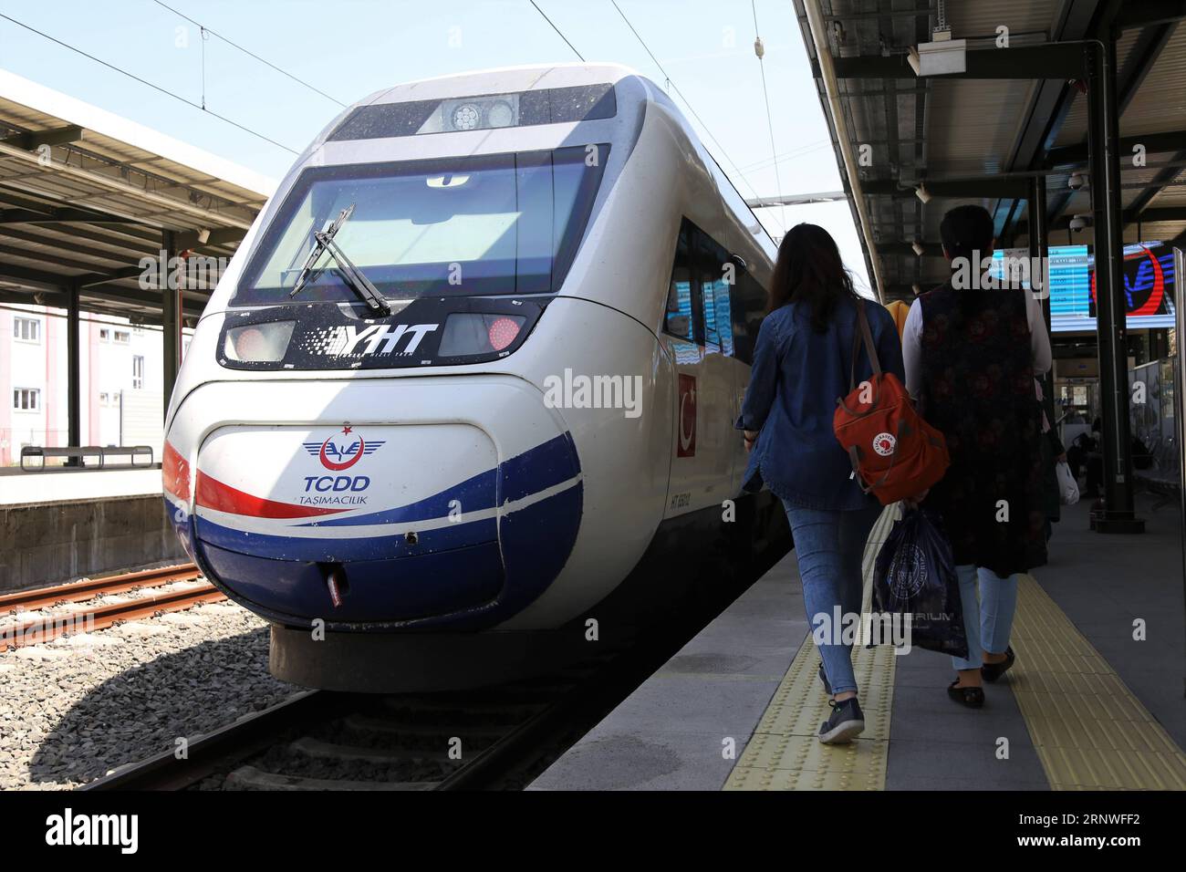 (171218) -- PECHINO, 18 dicembre 2017 -- i passeggeri si preparano a salire su un treno della ferrovia ad alta velocità Istanbul-Ankara nella stazione di Pendik, Istanbul, Turchia, 30 aprile 2017. Negli ultimi anni, una serie di innovazioni tecnologiche cinesi hanno fatto i loro passi nel mondo. Tra questi, Dockless Shared Bicycles, High-Speed Rail, Alipay ed e-commerce si distinguono per la reputazione delle quattro nuove grandi invenzioni cinesi dei tempi moderni, che hanno reso la vita quotidiana del pubblico sempre più comoda. ) (Zkr)(zt) CINA-QUATTRO GRANDI NUOVE INVENZIONI (CN) QinxYanyang PUBLICATIONxNOTxINxCHN Foto Stock