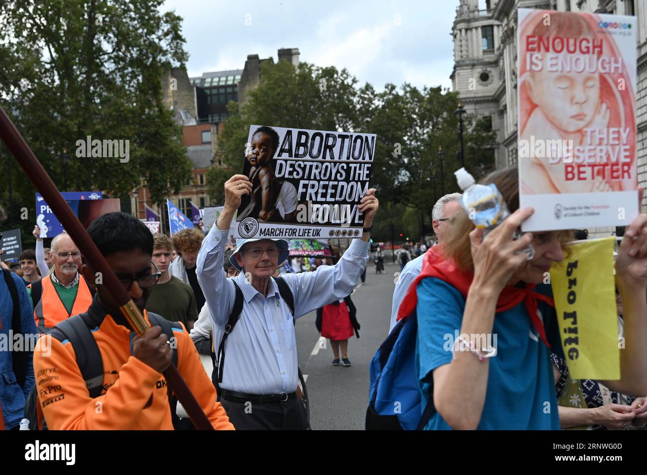 Whitehall, Londra, Regno Unito. 2 settembre 2023. Migliaia di cristiani marcia annuale per la vita Regno Unito contro l'aborto è l'attacco diretto alla vita umana. marzo annuale per attirare l'attenzione sui 200.000 aborti all'anno che si verificano in Inghilterra e Galles, e richiedono una migliore protezione per le donne e i bambini. Credito: Vedere li/Picture Capital/Alamy Live News Foto Stock