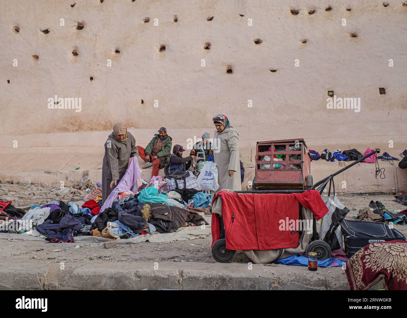 Marrakech, Marocco - 9 febbraio 2023: Mercato delle pulci che vende articoli scartati fuori dalle mura della città vecchia di Medina, Marrakech Foto Stock
