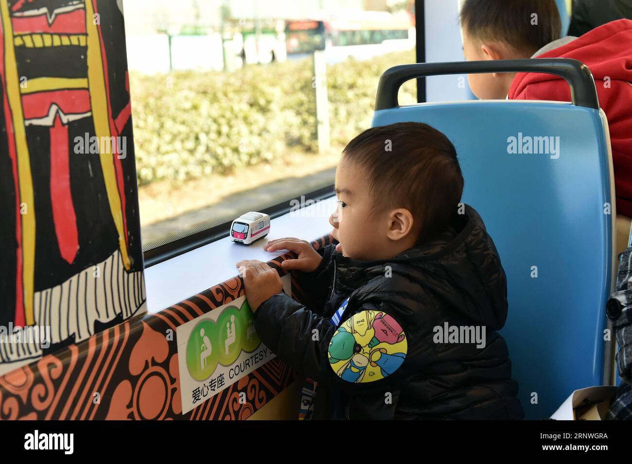 (171220) -- GUANGZHOU, 20 dicembre 2017 -- Un bambino prende il tram a tema del Guangzhou Metro Museum per andare al Guangzhou Metro Museum a Guangzhou, capitale della provincia del Guangdong della Cina meridionale, 20 dicembre 2017. Il Museo della metropolitana di Guangzhou ha celebrato il suo primo anniversario mercoledì. ) (dhf) CHINA-GUANGZHOU-METRO MUSEUM (CN) LiangxXu PUBLICATIONxNOTxINxCHN Foto Stock