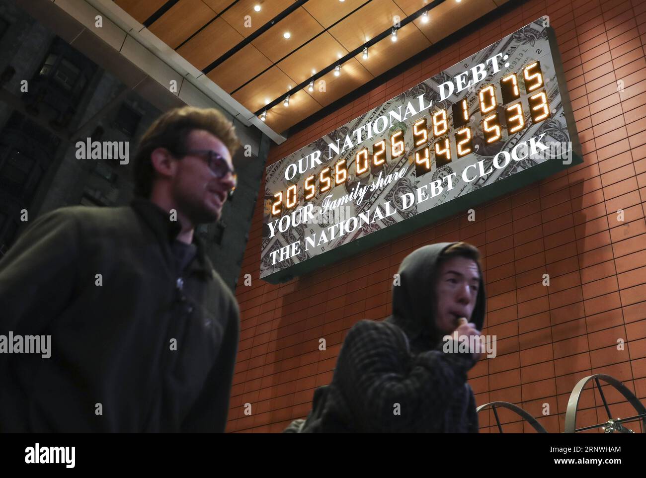 (171221) -- NEW YORK, 21 dicembre 2017 -- la gente passa davanti al National Debt Clock a Manhattan di New York City, Stati Uniti, il 20 dicembre 2017. Il Congresso degli Stati Uniti mercoledì ha approvato il disegno di legge repubblicano per rivedere il codice fiscale degli Stati Uniti per trent'anni, inviandolo allo sportello del presidente Donald Trump per la firma, tra le preoccupazioni che il cambiamento avrebbe ampliato la disuguaglianza di reddito e gonfiato il debito pubblico. ) (Zxj) U.S.-NEW YORK-REPUBBLICANA LEGGE FISCALE WangxYing PUBLICATIONxNOTxINxCHN Foto Stock