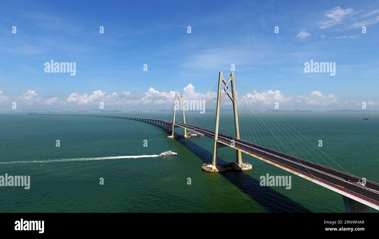 (171221) -- PECHINO, 21 dicembre 2017 -- foto scattata il 6 giugno 2017 mostra il ponte Hong Kong-Zhuhai-Macao in costruzione, Cina meridionale. Da Guangdong a Hong Kong e Macao, le persone possono lavorare in una città e dormire in un'altra? Con l'aiuto della connettività dell'infrastruttura, diventa possibile stabilire un cerchio di un'ora all'interno della Greater Bay area nel prossimo futuro. La grande area della baia di Guangdong-Hong Kong-Macao, come cluster urbano che coinvolge una popolazione complessiva di 66 milioni di abitanti nel sud della Cina, comprende Hong Kong, Macao e nove città della provincia del Guangdong. Molti dei principali progetti infrastrutturali Foto Stock