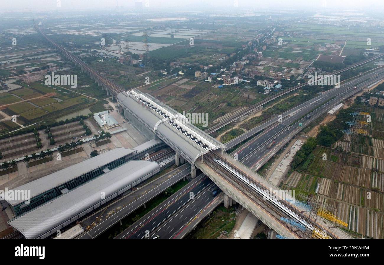 (171221) -- PECHINO, 21 dicembre 2017 -- Un treno proiettile entra nella stazione di Qingsheng del Guangzhou-Shenzhen-Hong Kong Express Rail Link a Guangzhou, capitale della provincia del Guangdong della Cina meridionale, 14 dicembre 2017. La sezione Guangzhou-Shenzhen del Guangzhou-Shenzhen-Hong Kong Express Rail Link è stata messa in servizio nel 2011 e la sezione Hong Kong dovrebbe essere completata nel 2018. Da Guangdong a Hong Kong e Macao, le persone possono lavorare in una città e dormire in un'altra? Con l'aiuto della connettività dell'infrastruttura, diventa possibile stabilire un cerchio di un'ora all'interno della Greater Bay A. Foto Stock