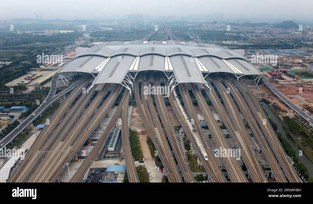 (171221) -- PECHINO, 21 dicembre 2017 -- Un treno proiettile parte dalla stazione ferroviaria di Guangzhou Sud del Guangzhou-Shenzhen-Hong Kong Express Rail Link a Guangzhou, capitale della provincia del Guangdong della Cina meridionale, 14 dicembre 2017. La sezione Guangzhou-Shenzhen del Guangzhou-Shenzhen-Hong Kong Express Rail Link è stata messa in servizio nel 2011 e la sezione Hong Kong dovrebbe essere completata nel 2018. Da Guangdong a Hong Kong e Macao, le persone possono lavorare in una città e dormire in un'altra? Con l'aiuto della connettività dell'infrastruttura, diventa possibile stabilire un cerchio di un'ora all'interno di Foto Stock