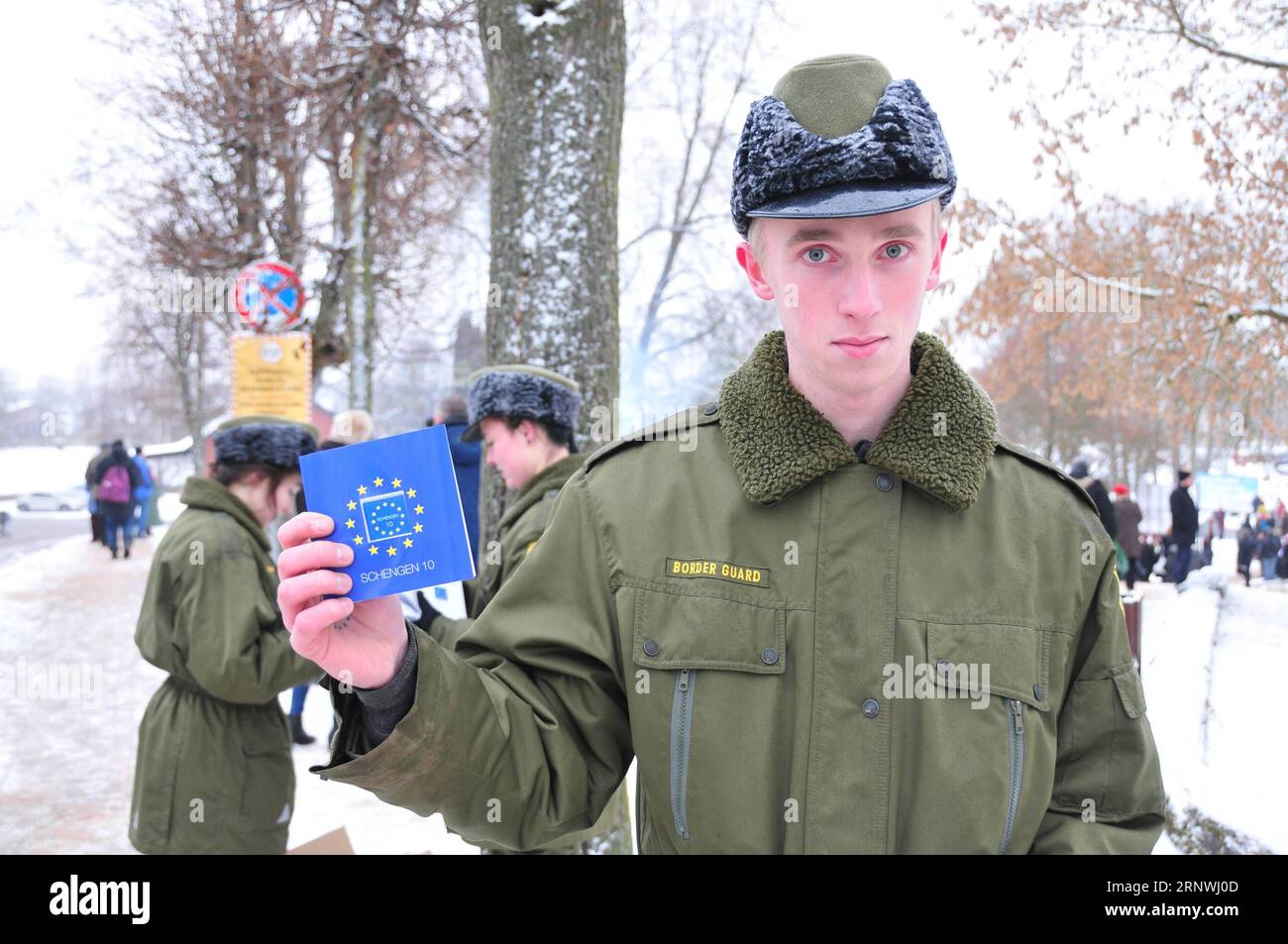 (171221) -- VALKA/VALGA, 21 dicembre 2017 -- una guardia di frontiera estone mostra il decimo anniversario del cioccolato dell'area Schengen in un ex valico di frontiera tra Valka in Lettonia e Valga in Estonia, il 21 dicembre 2017. I presidenti dei vicini baltici Lettonia ed Estonia si sono incontrati giovedì per celebrare il primo decennio dei loro paesi nell'area Schengen. ) LETTONIA-ESTONIA-FRONTIERA-SPAZIO SCHENGEN-DECIMO ANNIVERSARIO JANIS PUBLICATIONXNOTXINXCHN Foto Stock