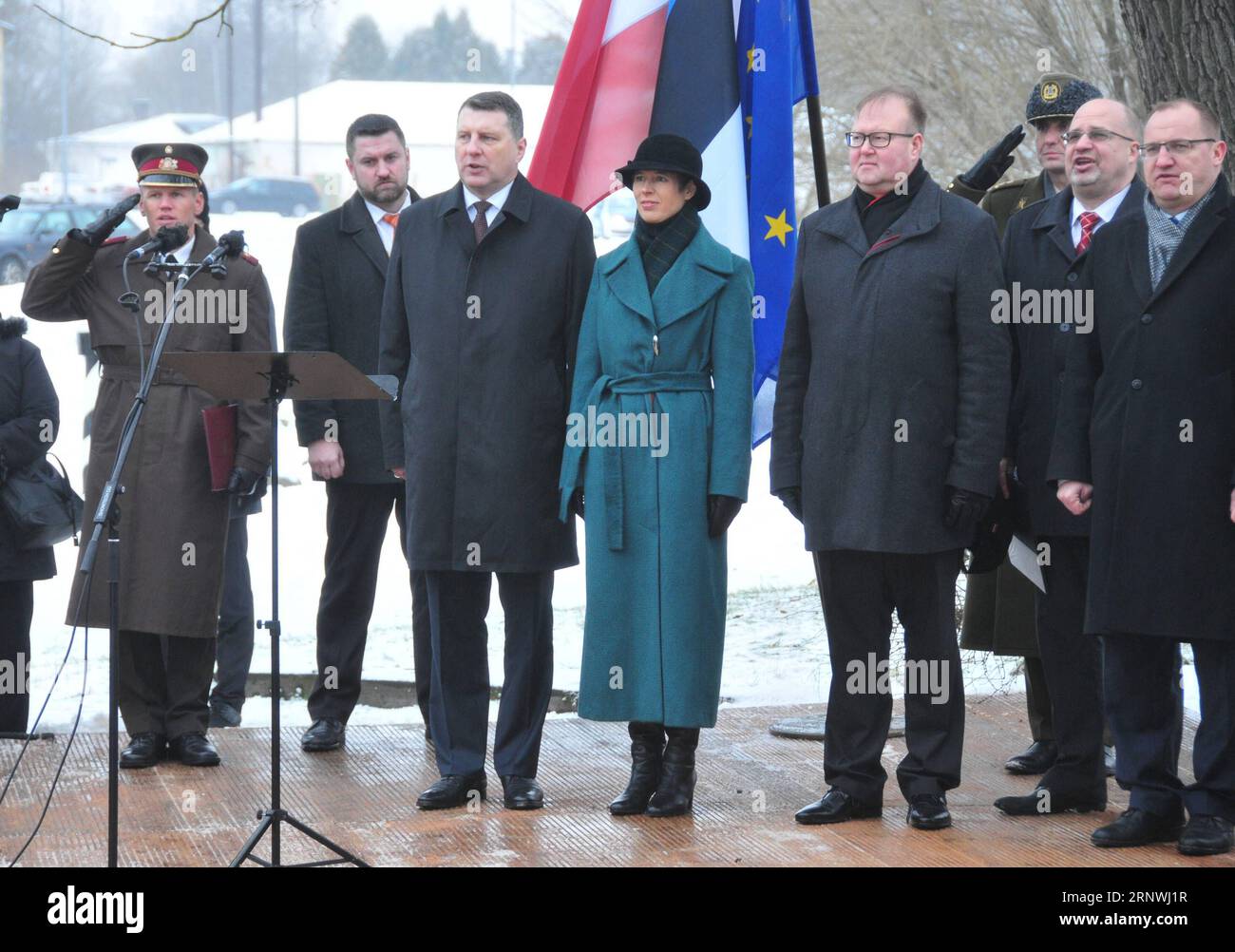 (171221) -- VALKA/VALGA, 21 dicembre 2017 -- il presidente lettone Raimonds Vejonis (3rd L) e il presidente estone Kersti Kaljulaid (4th L) assistono alla cerimonia di celebrazione di un ex valico di frontiera tra Valka in Lettonia e Valga in Estonia, il 21 dicembre 2017. I presidenti dei vicini baltici Lettonia ed Estonia si sono incontrati giovedì per celebrare il primo decennio dei loro paesi nell'area Schengen. ) LETTONIA-ESTONIA-FRONTIERA-SPAZIO SCHENGEN-DECIMO ANNIVERSARIO JANIS PUBLICATIONXNOTXINXCHN Foto Stock