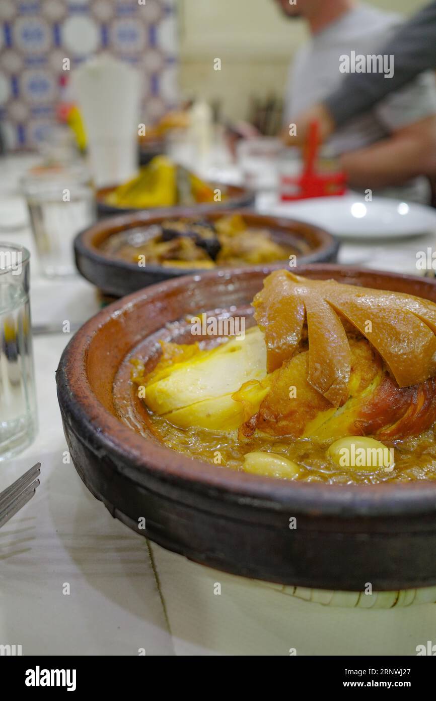 Marrakech, Marocco - 21 febbraio 2023: Piatti marocchini tradizionali con agnello, carne e verdure Foto Stock