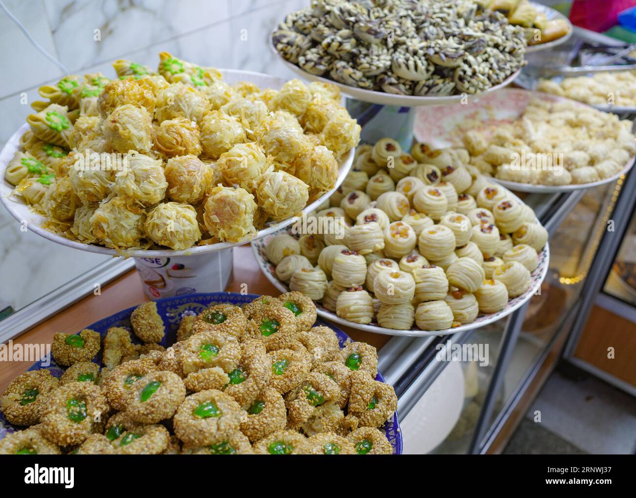 Marrakech, Marocco - 21 febbraio 2023: Pasticceria fresca del Nord Africa in vendita nel mercato del suk, Marrakech Foto Stock