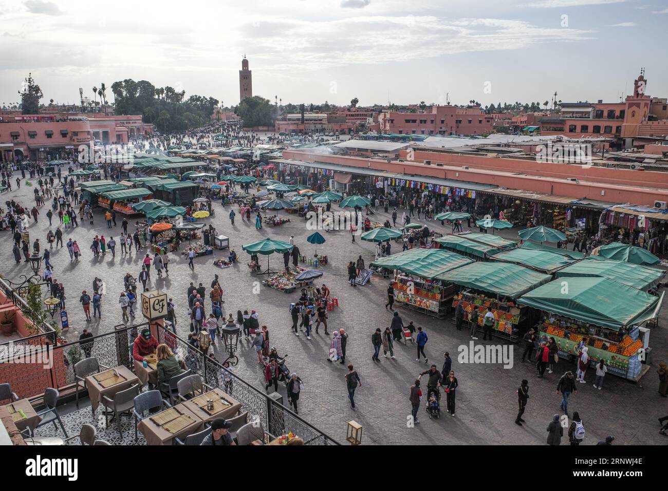 Marrakech, Marocco - 21 febbraio 2022: Vista delle bancarelle del mercato in piazza Place Jema el-Fna Foto Stock