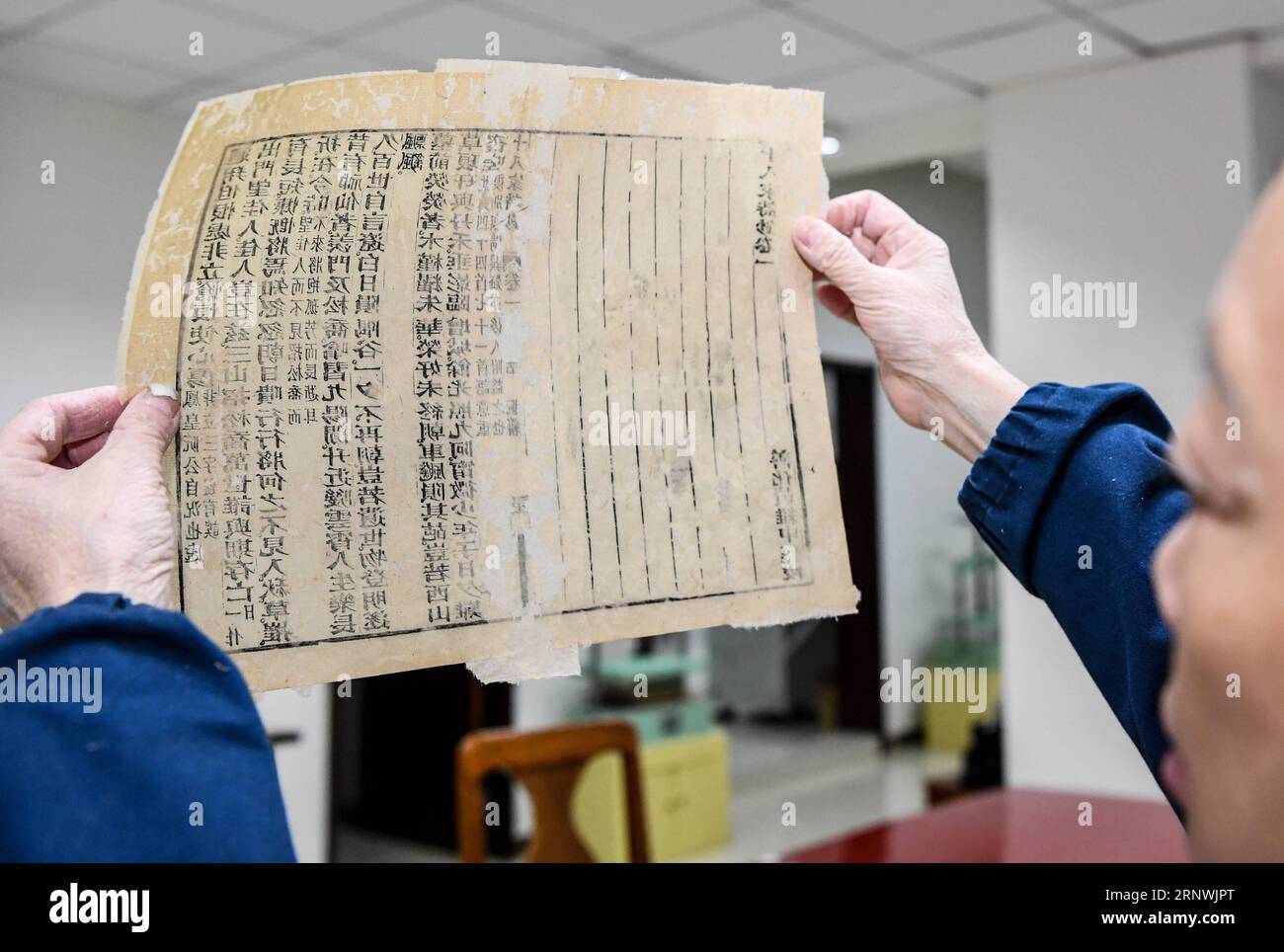 (171222) -- CHENGDU, 22 dicembre 2017 -- Yuan Dongjue mostra una pagina di un antico libro dopo la riparazione, nella biblioteca provinciale del Sichuan a Chengdu, capitale della provincia del Sichuan della Cina sud-occidentale, 21 dicembre 2017. Yuan Dongjue, un esperto di 70 anni di riparazioni di libri antichi, ha continuato a lavorare sulla riparazione e conservazione di libri antichi dal 1983 nel Centro di riparazione dei libri antichi della Biblioteca Provinciale di Sichuan. Nei suoi 34 anni di carriera, Yuan ha riparato circa 200 preziosi libri antichi cinesi, alcuni dei quali potrebbero risalire a 1.000 anni fa. L'intervento di riparazione è costituito da oltre 10 fasi diverse. Solo per la riparazione Foto Stock