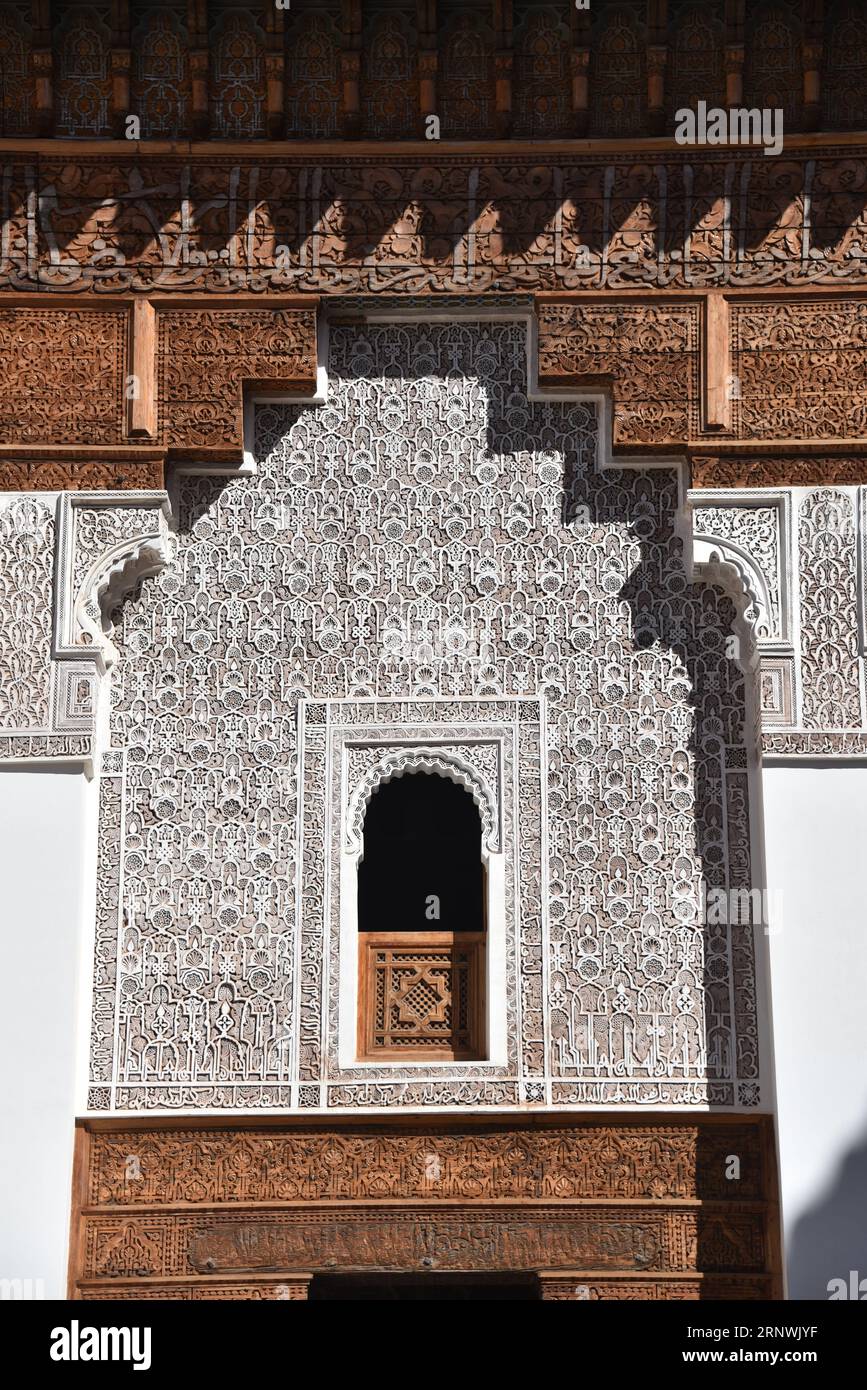 Marrakech, Marocco - 10 febbraio 2023: Splendidi lavori artigianali all'interno della scuola coranica Madrasa Ben Youssef a Marrakech Foto Stock