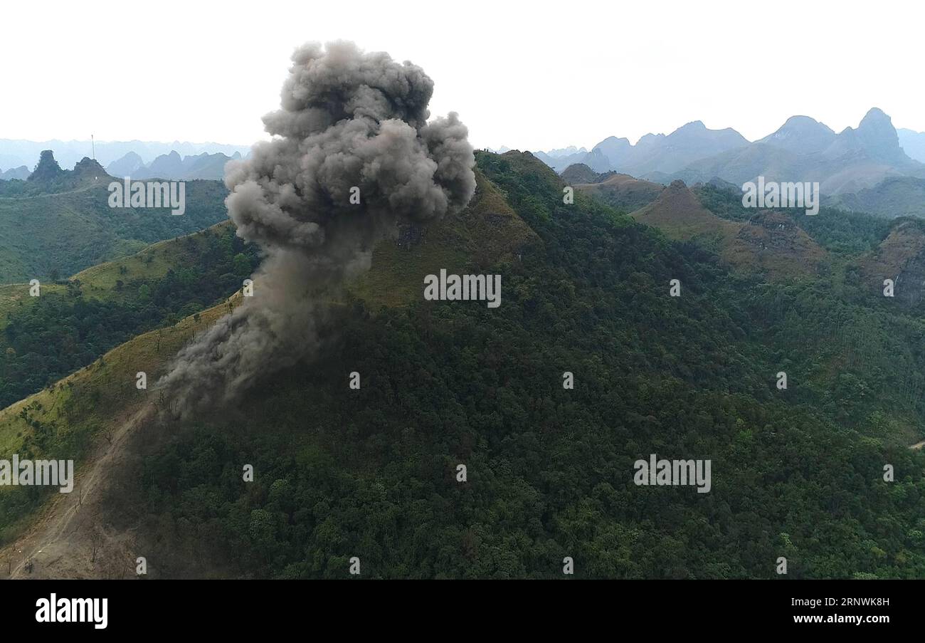171223 -- JINGXI, 23 dicembre 2017 -- i soldati cinesi conducono operazioni di brillamento per sgombrare le piante prima degli sforzi di rimozione delle mine terrestri nella sezione del Guangxi lungo il confine tra Cina e Vietnam nella regione autonoma del Guangxi Zhuang della Cina meridionale, 22 dicembre 2017. I soldati cinesi hanno iniziato la loro nuova missione di sbarco di mine terrestri lungo il confine tra Cina e Vietnam il 27 novembre 2017, coprendo 2,05 milioni di metri quadrati in 53 siti vicino al confine del Guangxi. Ry CHINA-GUANGXI-VIETNAM-MISSIONE DI SMINAMENTO DEL CONFINE CN ZhouxHua PUBLICATIONxNOTxINxCHN Foto Stock