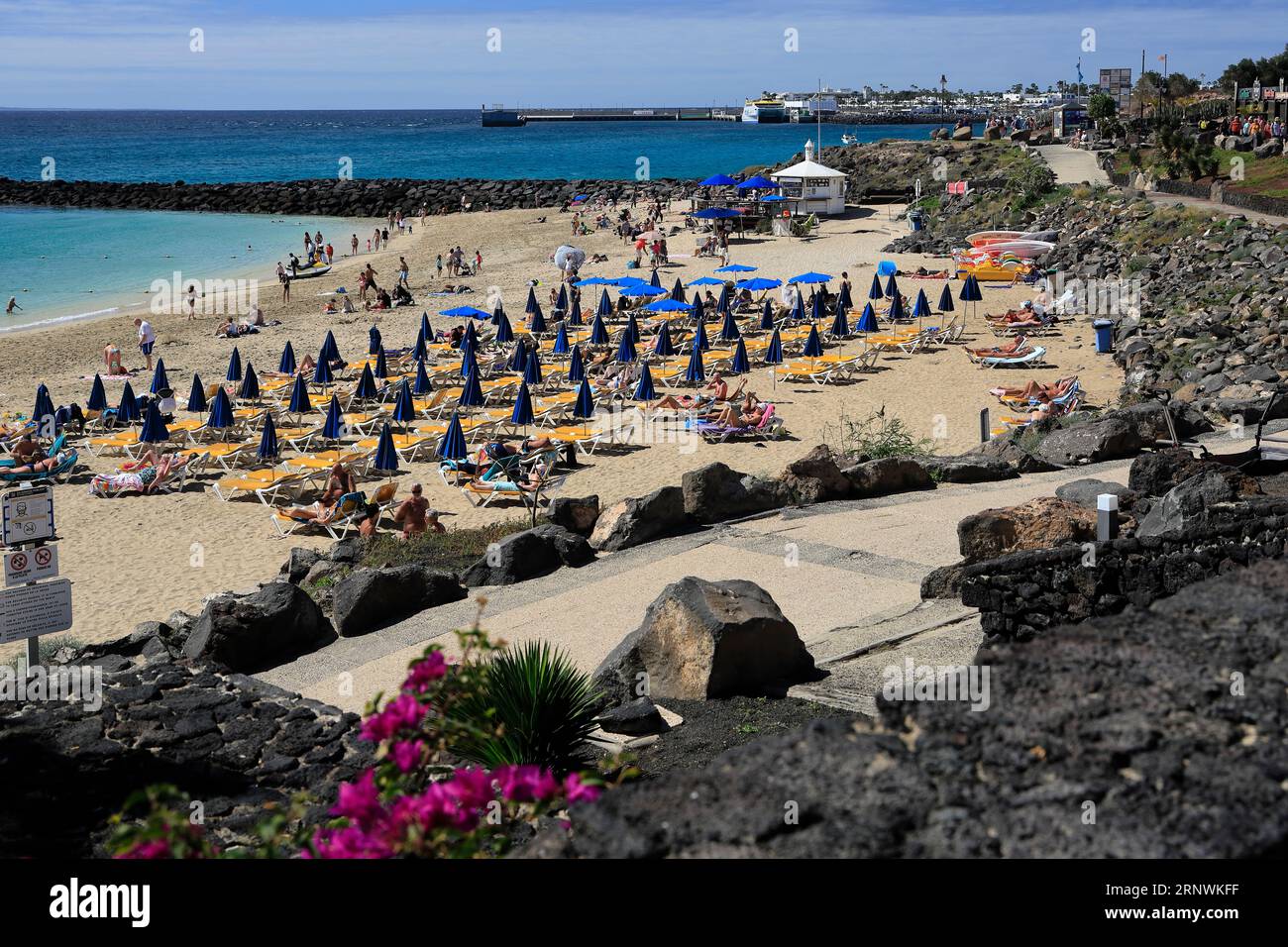 Spiaggia di Playa Dorada, con cartello Playa Blanca, Lanzarote, Isole Canarie, Spagna Foto Stock
