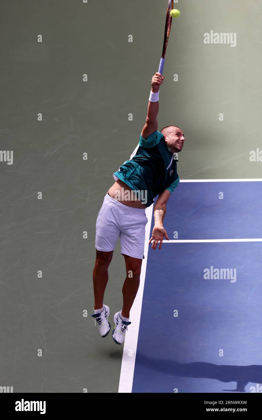 New York, USA. 14 agosto 2023. New York, USA - 2 settembre: Il britannico Dan Evans serve a Carlos Alcaraz della Spagna durante il 6° giorno degli US Open all'USTA Billie Jean King National Tennis Center il 2 settembre 2023 a New York, USA. ( Credit: Adam Stoltman/Alamy Live News Foto Stock