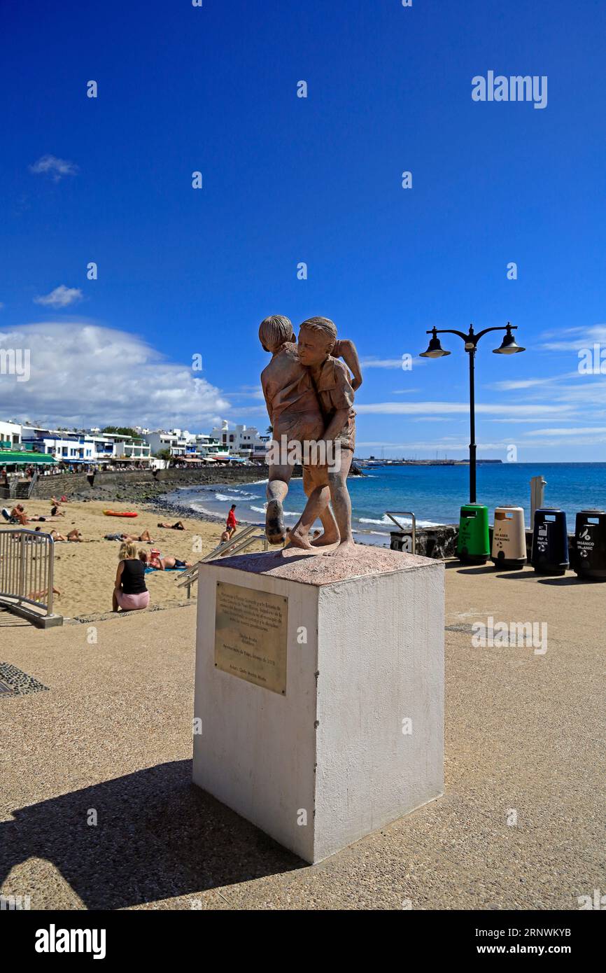 Statua di due ragazzi che lottano, Playa Blanca, Lanzarote, Isole Canarie, Spagna. Lucha Canaria - tradizionale wrestling delle Canarie. Foto Stock