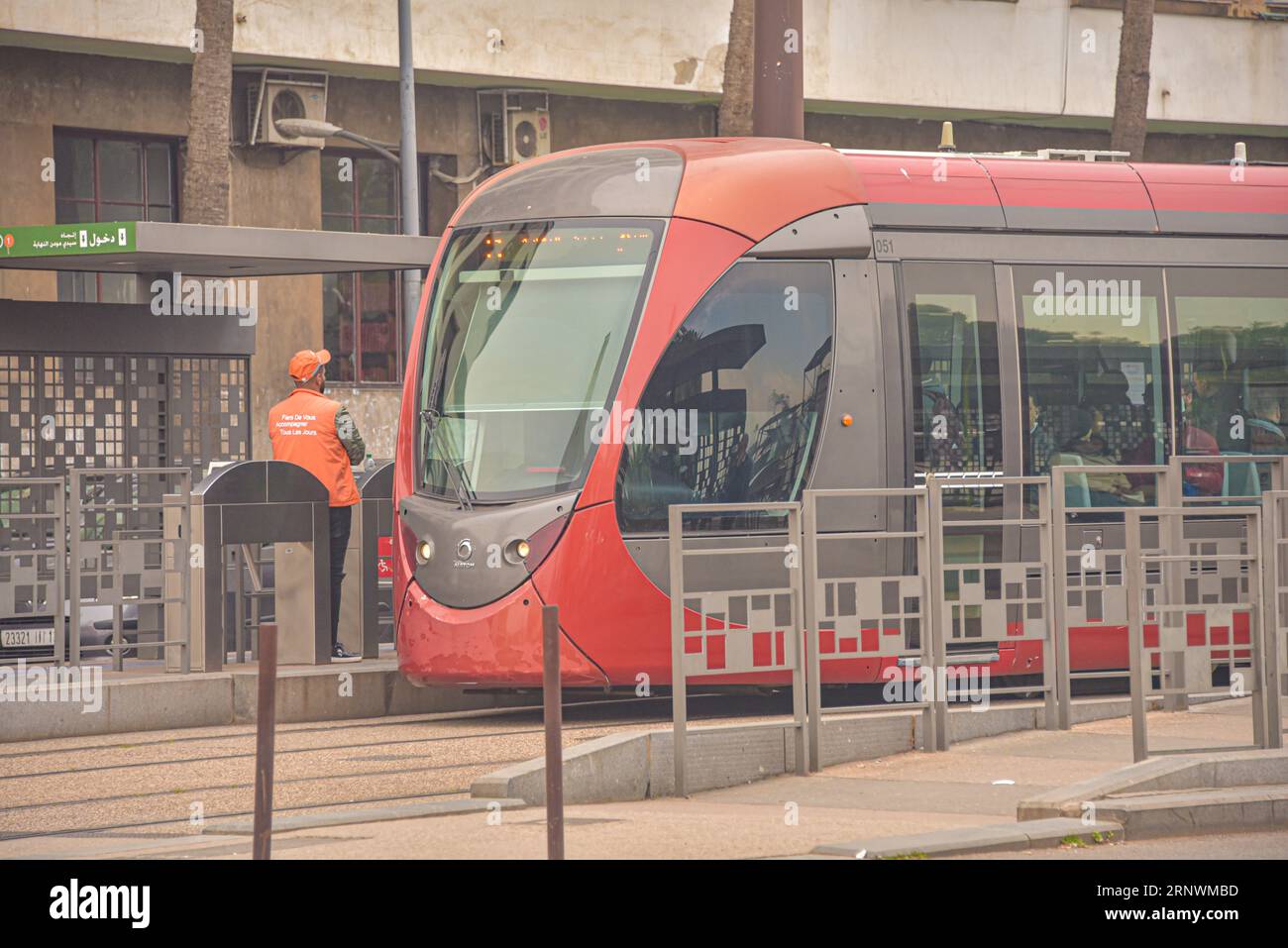 Casablanca, Marocco - 9 febbraio 2023: Moderno sistema di trasporto pubblico elettrico nella città di Casablanca Foto Stock