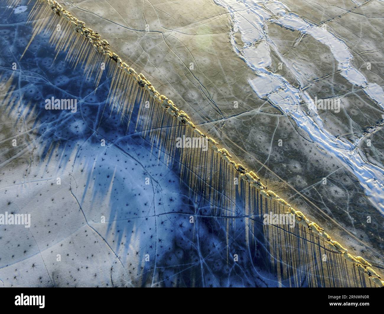 (171226) -- PECHINO, 26 dicembre 2017 -- Un branco di pecore cammina lungo il lago ghiacciato Puma Yumco durante la loro migrazione annuale nella città di Shannan, nella regione autonoma del Tibet del sud-ovest della Cina, 9 febbraio 2017. Dal luogo di notizie alla vita quotidiana, possiamo vederci in modo diverso attraverso la visione speciale dei droni dei reporter di Xinhua.) (lx) CHINA-AERIAL PHOTO-VIEW(CN) PurbuxZhaxi PUBLICATIONxNOTxINxCHN Foto Stock