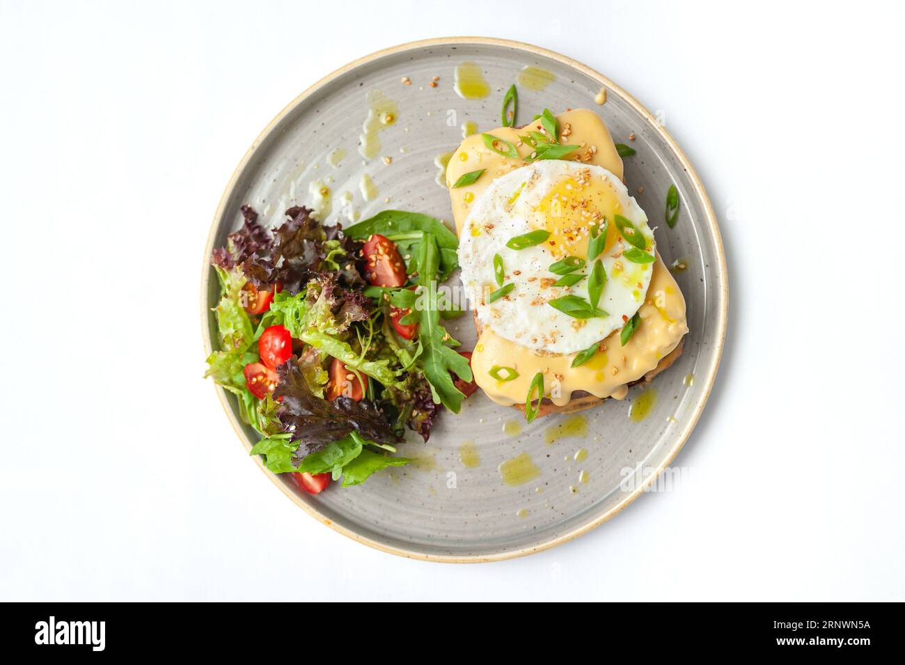 Set di piatti per la colazione: Croissant, toast, uova strapazzate, insalata, bruschette Foto Stock
