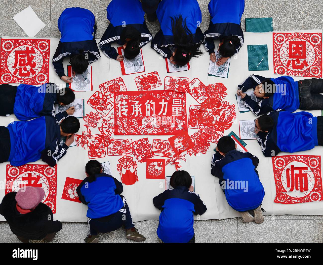 (171229) -- TANGSHAN, 29 dicembre 2017 -- gli studenti della scuola media sperimentale Hengqu realizzano lavori di taglio della carta nella contea di Luanxian, nella provincia di Hebei nella Cina settentrionale, 29 dicembre 2017. Il governo locale ha incoraggiato le scuole ad aprire la classe di taglio della carta per insegnare ai giovani le culture tradizionali. )(wjq) CHINA-HEBEI-PAPER CUTTING CULTURE (CN) MuxYu PUBLICATIONxNOTxINxCHN Foto Stock