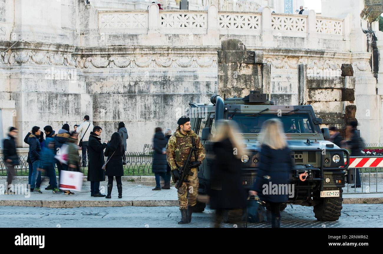 (171229) -- ROMA, 29 dicembre 2017 -- Un soldato sta di guardia in Piazza Venezia a Roma, Italia, il 29 dicembre 2017. La sicurezza è stata rafforzata a Roma in preparazione delle celebrazioni di Capodanno questo fine settimana. ) ITALIA-ROMA-CAPODANNO-SICUREZZA JinxYu PUBLICATIONxNOTxINxCHN Foto Stock