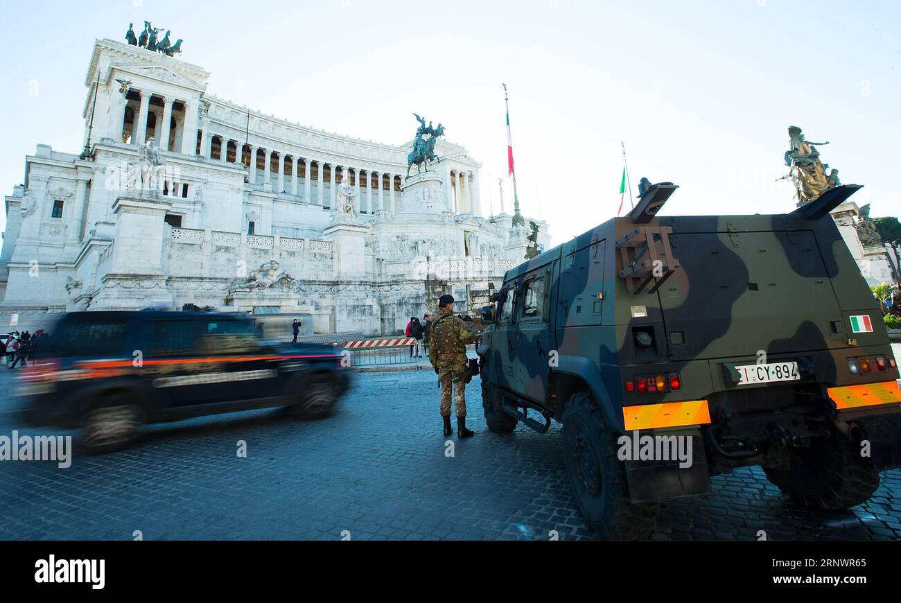 (171229) -- ROMA, 29 dicembre 2017 -- Un soldato sta di guardia in Piazza Venezia a Roma, Italia, il 29 dicembre 2017. La sicurezza è stata rafforzata a Roma in preparazione delle celebrazioni di Capodanno questo fine settimana. ) ITALIA-ROMA-CAPODANNO-SICUREZZA JinxYu PUBLICATIONxNOTxINxCHN Foto Stock