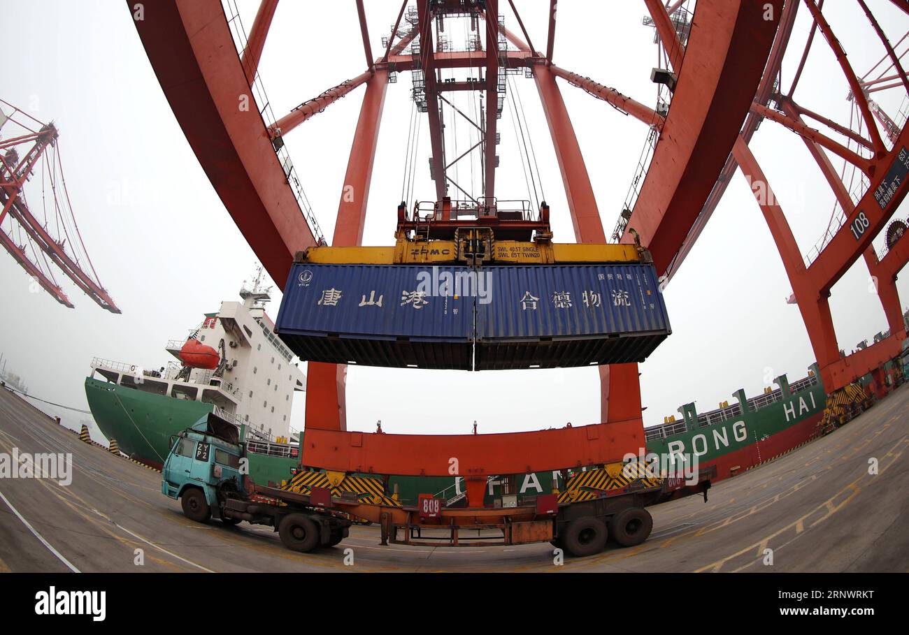 (171230) -- SHIJIAZHUANG, 30 dicembre 2017 -- i container sono caricati su un camion nella zona portuale di Jingtang del porto di Tangshan, a Tangshan, nella provincia di Hebei nella Cina settentrionale, 30 dicembre 2017. Secondo le autorità portuali, il volume di trasporto dei container nell'area portuale di Jingtang nel 2017 ha superato i due milioni di unità equivalenti di venti piedi (TEU). (zhs) CHINA-TANGSHAN PORT-THROUGHPUT (CN) YangxShiyao PUBLICATIONxNOTxINxCHN Foto Stock
