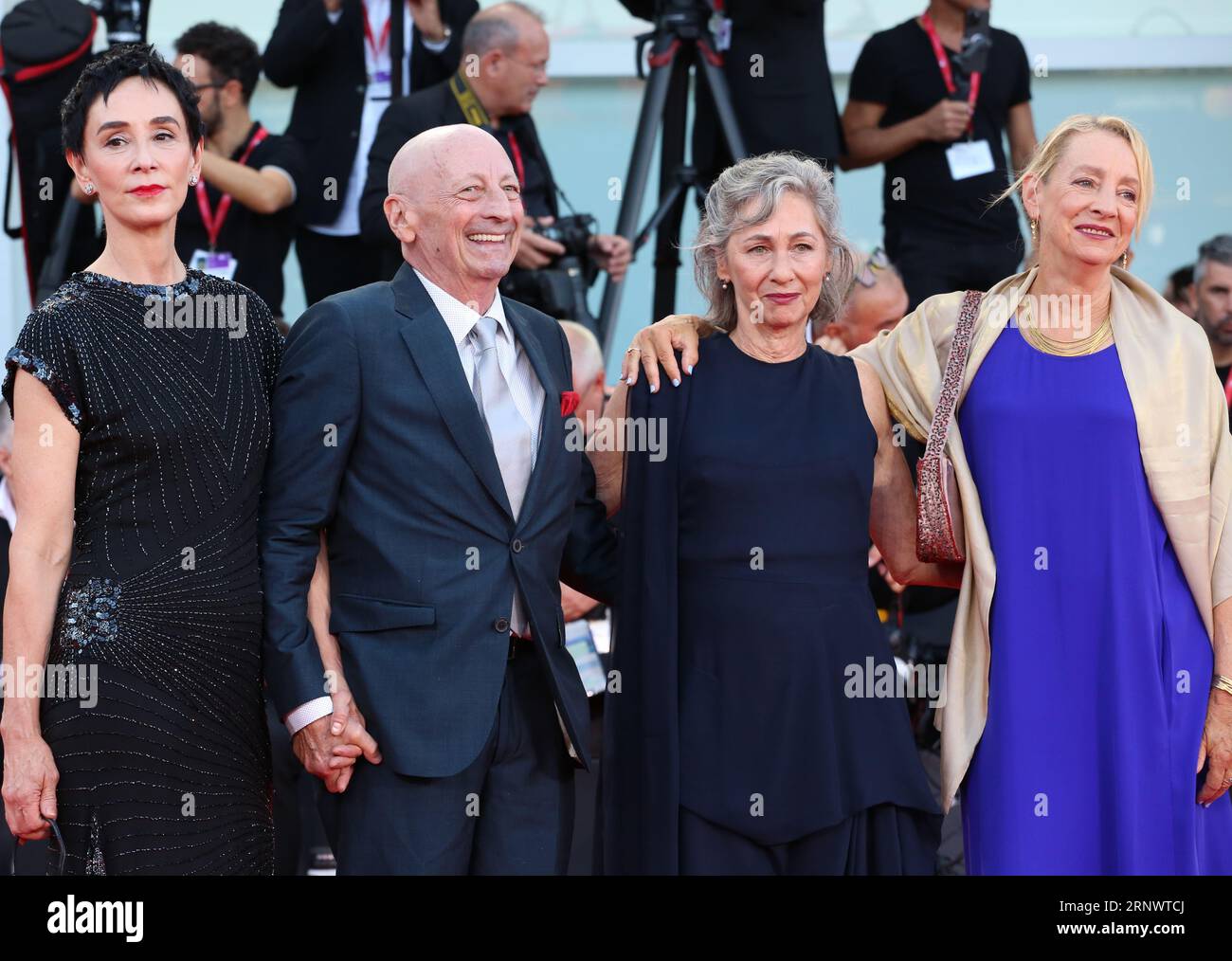 Venezia, 2 settembre 2023. Alexander Bernstein, Nina Bernstein Simmons, Jamie Bernstein, e ospiti che arrivano sul Red carpet per il film Maestro Gala proiezione alla 80° Mostra Internazionale d'Arte cinematografica di Venezia. Crediti: Doreen Kennedy/Alamy Live News. Foto Stock