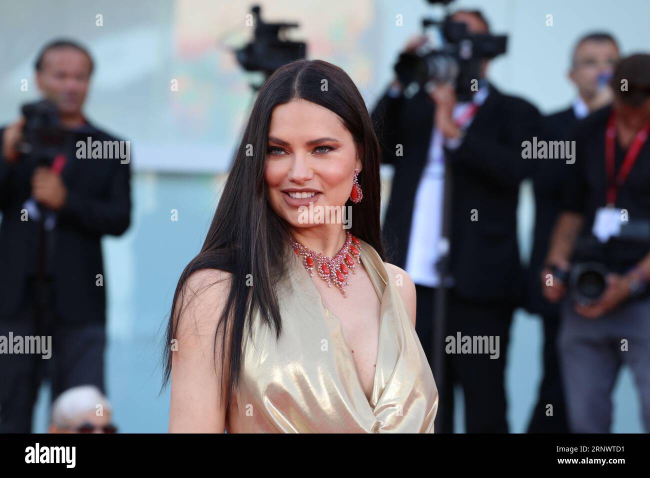 Venezia, 2 settembre 2023. Adriana Lima arriva sul Red carpet per il film Maestro Gala proiezione alla 80 Mostra Internazionale d'Arte cinematografica di Venezia. Crediti: Doreen Kennedy/Alamy Live News. Foto Stock