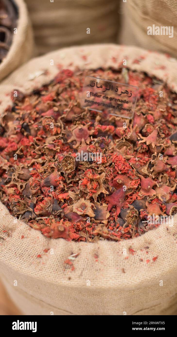 Marrakech, Marocco - 8 febbraio 2023: Fiori di melograno secchi. Museo delle arti culinarie marocchine Foto Stock