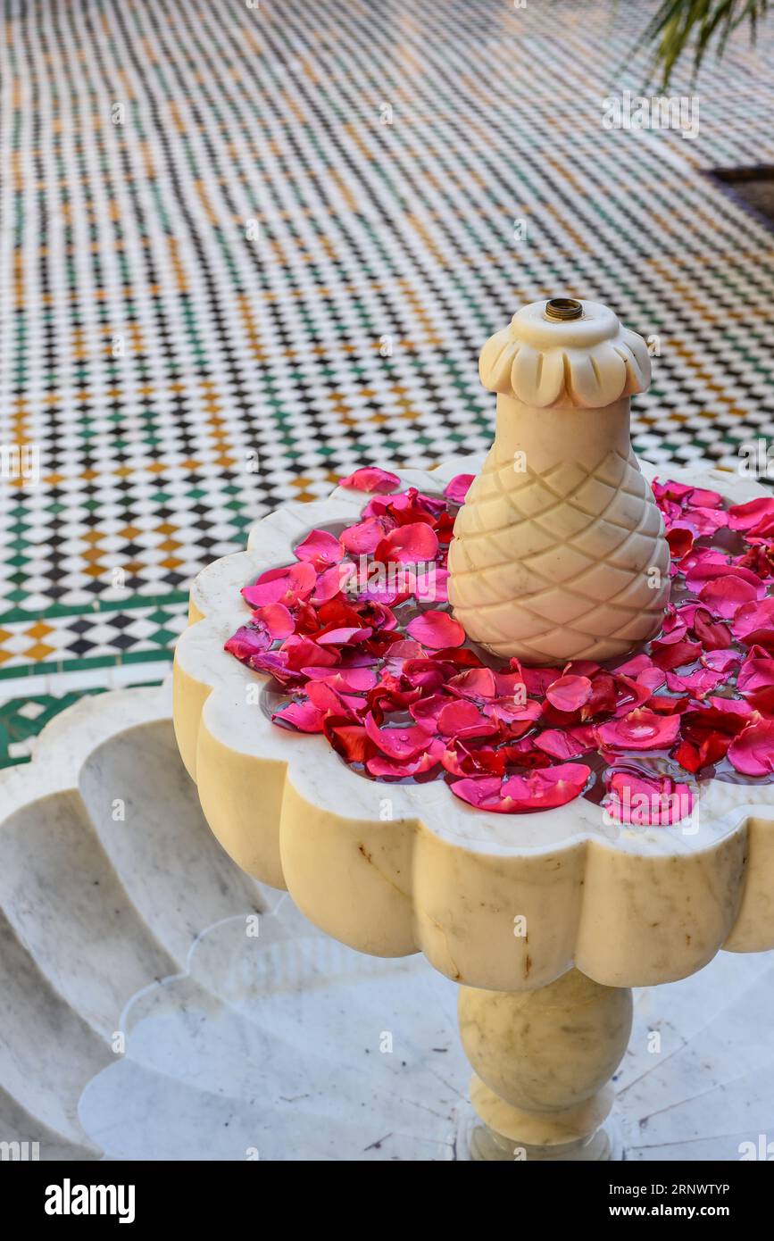 Marrakech, Marocco - 25 febbraio 2023: Patio interno presso il Museo delle arti culinarie marocchine Foto Stock