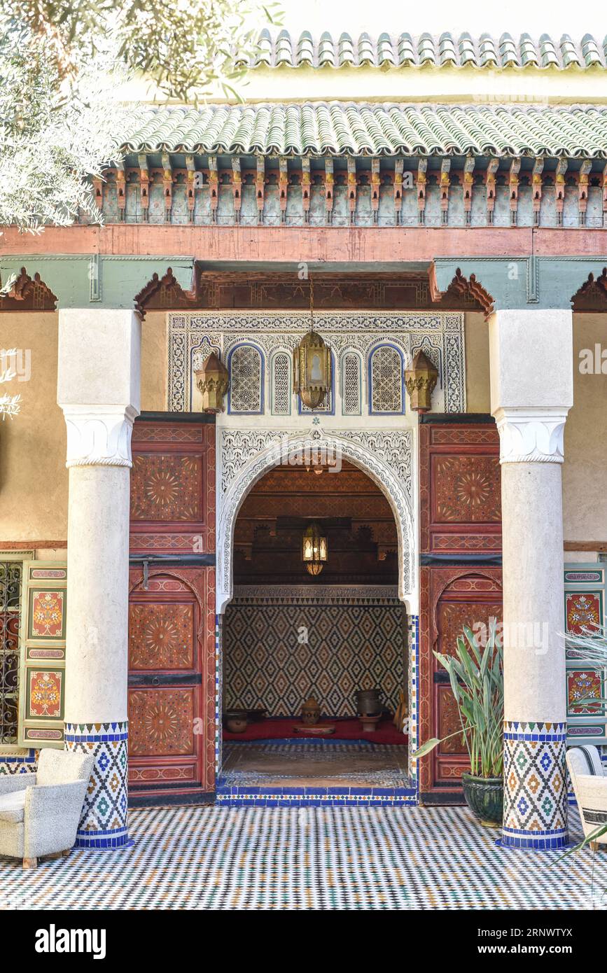 Marrakech, Marocco - 25 febbraio 2023: Patio interno presso il Museo delle arti culinarie marocchine Foto Stock