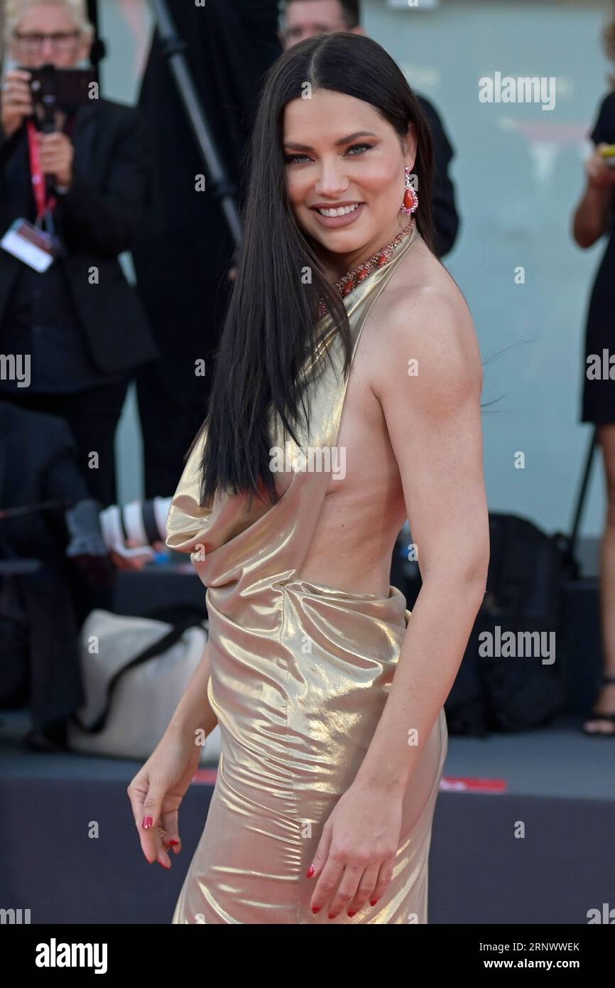 Lido di Venezia, Italia. 2 settembre 2023. Adriana Lima partecipa al Red carpet del film Maestro al Festival del Cinema di Venezia 80 al Palazzo del Cinema. Credito: SOPA Images Limited/Alamy Live News Foto Stock