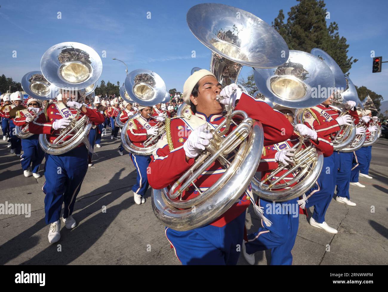 (180102) -- LOS ANGELES, 2 gennaio 2018 -- i membri della Los Angeles All District High School Honor Band si esibiscono lungo Colorado Boulevard durante la 129th Rose Parade a Pasadena, California, Stati Uniti, 1 gennaio 2018. )(gj) U.S.-LOS ANGELES-ROSE PARADE ZhaoxHanrong PUBLICATIONxNOTxINxCHN Foto Stock