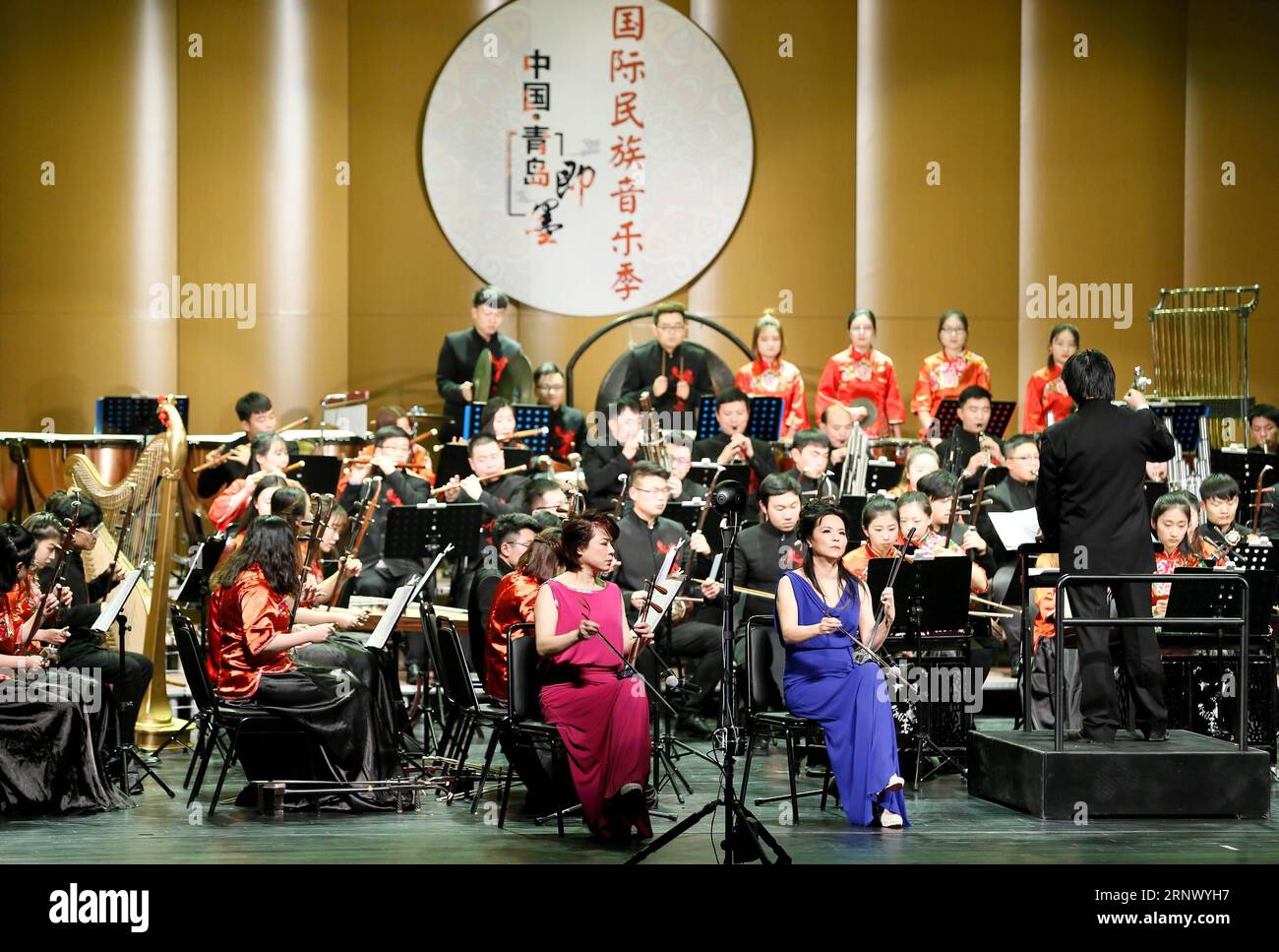 (180106) -- QINGDAO, 6 gennaio 2018 -- i musicisti Xin Xiaoling (L F) e Xin Xiaohong (R F) suonano erhu, uno strumento cinese ad arco a due corde, durante un concerto di musica popolare nella città di Qingdao, nella provincia dello Shandong della Cina orientale, 5 gennaio 2018. ) (wlk) CHINA-SHANDONG-CONCERT-FOLK MUSIC (CN) LiangxXiaopeng PUBLICATIONxNOTxINxCHN Foto Stock