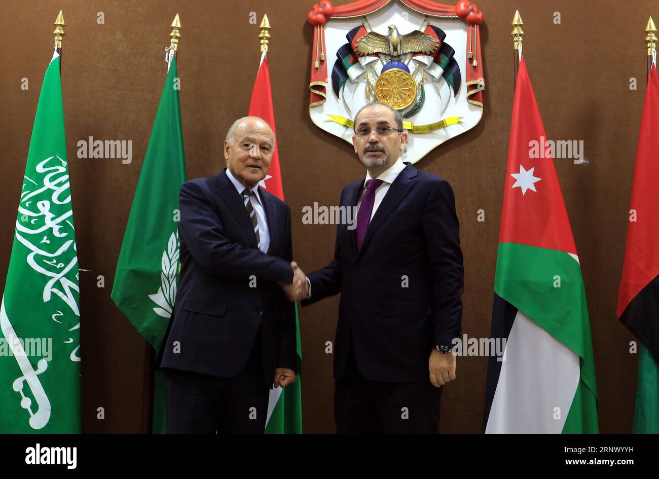 (180106) -- AMMAN, 6 gennaio 2018 -- il ministro degli Esteri giordano Ayman Safadi (R) stringe la mano al segretario generale della Lega araba Ahmed Abul Gheit durante una riunione su Gerusalemme ad Amman, Giordania, il 6 gennaio 2018. Il re Abd Allah II di Giordania sabato ha chiesto intensificati sforzi arabi per sostenere i palestinesi a seguito di una decisione del presidente degli Stati Uniti Donald Trump che riconosce Gerusalemme come la capitale di Israele, ha riferito l'agenzia di stampa Petra gestita dallo Stato. In una conferenza stampa a seguito di una riunione dei ministri degli Esteri arabi ad Amman, il ministro degli Esteri giordano Ayman Safadi ha ribadito l'AR Foto Stock