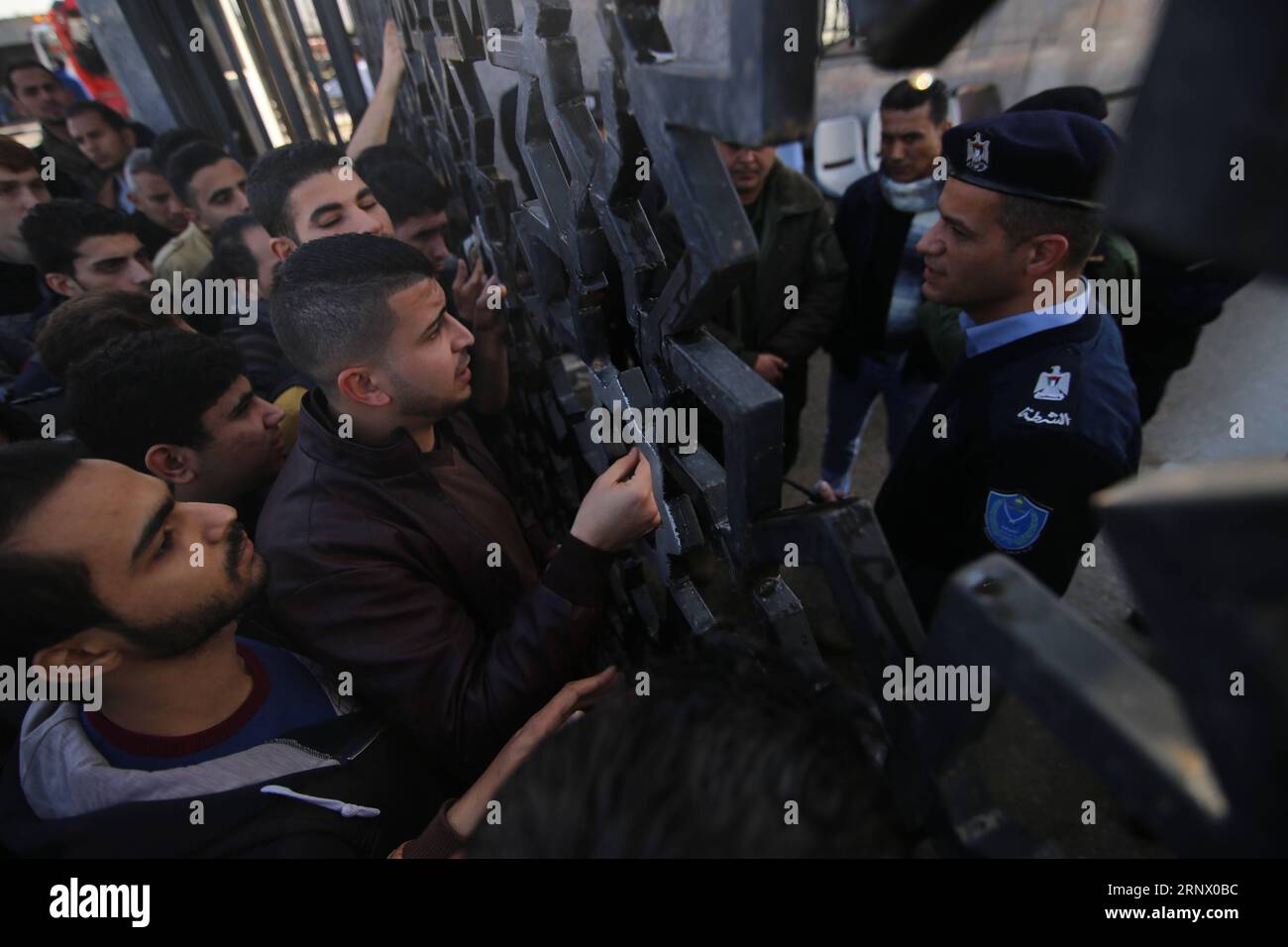 (180107) -- GAZA, 7 gennaio 2018 -- i palestinesi prendono parte a una protesta contro la chiusura del confine di fronte al valico di Rafah tra la Striscia di Gaza e l'Egitto il 7 gennaio 2018. Centinaia di palestinesi domenica hanno invitato l'Egitto a riaprire il valico di frontiera di Rafah. ) (Zjy) MIDEAST-RAFAH-PROTESTA KhaledxOmar PUBLICATIONxNOTxINxCHN Foto Stock