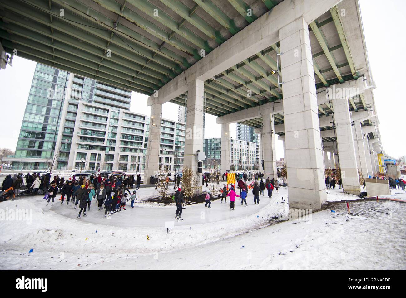 (180107) -- TORONTO, 7 gennaio 2018 -- People skate on the Bentway Skate Trail a Toronto, Canada, 7 gennaio 2018. La pista di pattinaggio di 220 metri, sotto una sezione della Gardiner Expressway di Toronto, è stata ufficialmente aperta al pubblico gratuitamente da sabato. ) CANADA-TORONTO-BENTWAY SKATE TRAIL ZouxZheng PUBLICATIONxNOTxINxCHN Foto Stock