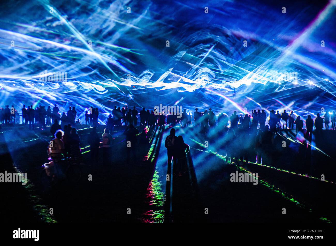 Vilnius, Lituania. 2 settembre 2023. La gente guarda uno spettacolo di illuminazione laser durante un festival dedicato alla capitale lituana Vilnius. Il festival di due giorni in onore della capitale lituana Vilnius si svolge ogni anno all'inizio di settembre. Quest'anno è dedicato al 700° anniversario della città. (Foto di Yauhen Yerchak/SOPA Images/Sipa USA) credito: SIPA USA/Alamy Live News Foto Stock