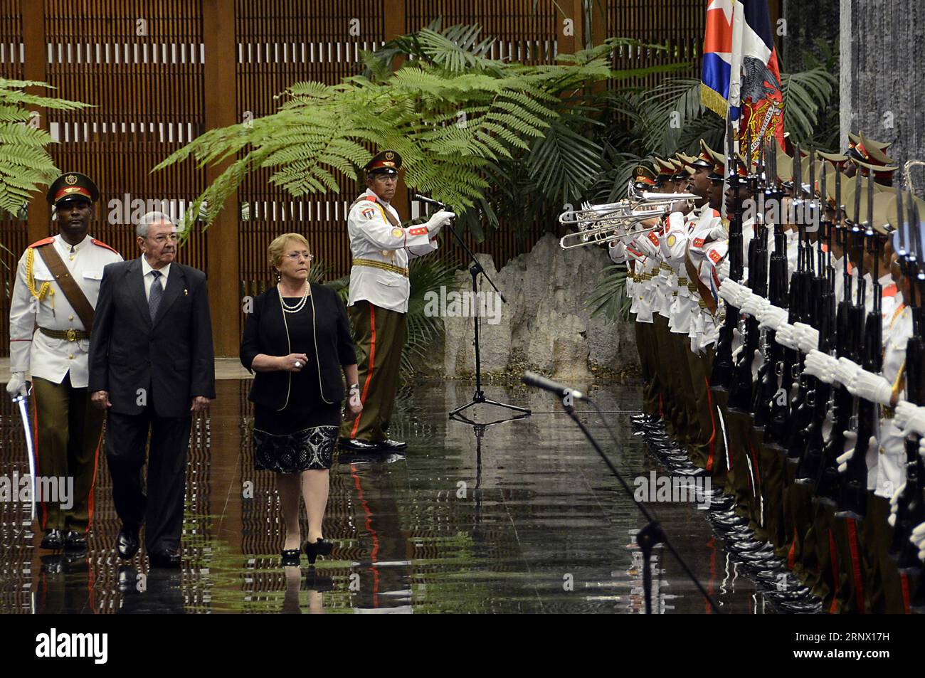 (180109) -- L'AVANA, 9 gennaio 2018 -- il presidente cubano Raul Castro riceve la sua controparte cilena Michelle Bachelet al Palazzo della Rivoluzione a l'Avana, Cuba, l'8 gennaio 2018. Il presidente cileno Michelle Bachelet ha promesso lunedì di rafforzare i legami economici e commerciali con Cuba e ha esortato gli imprenditori della sua nazione a partecipare al processo di riforma dell'isola, poiché l'Avana ha posto condizioni favorevoli agli investimenti esteri. Joaquin Hernandez) (da) (rtg)(yk) CUBA-HAVANA-CHILE-POLITICS e JoaquinxHernandez PUBLICATIONxNOTxINxCHN Foto Stock