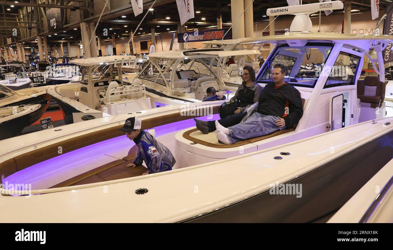 (180109) -- HOUSTON, 9 gennaio 2018 -- le persone riposano su una barca Boston Whaler al 63 ° annuale Houston International Boat, Sport and Travel Show a Houston, Texas, Stati Uniti, 8 gennaio 2018. )(yk) U.S.-HOUSTON-BOAT SHOW Yi-ChinxLee PUBLICATIONxNOTxINxCHN Foto Stock