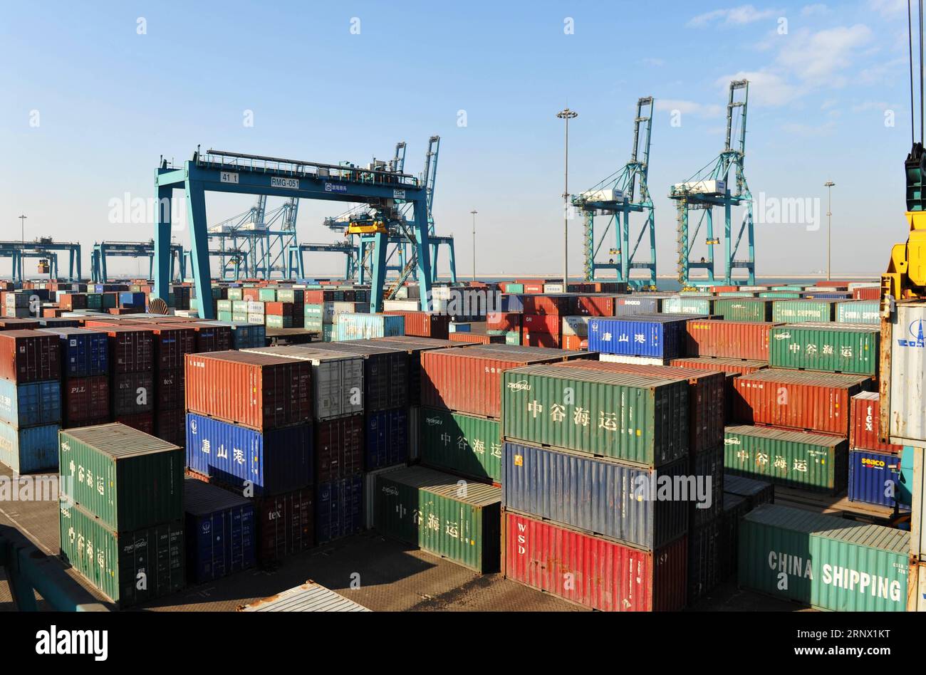 (180109) -- HUANGHUA, 9 gennaio 2018 -- foto scattata il 9 gennaio 2018 mostra un porto container di Huanghua Port, nella provincia di Hebei nella Cina settentrionale. Il trasporto merci del porto di Huanghua ha raggiunto 270 milioni di tonnellate nel 2017, con una crescita annuale del 10,43%, secondo le autorità portuali. ) (Lhy) CHINA-HEBEI-HUANGHUA PORT-THROUGHPUT (CN) MuxYu PUBLICATIONxNOTxINxCHN Foto Stock