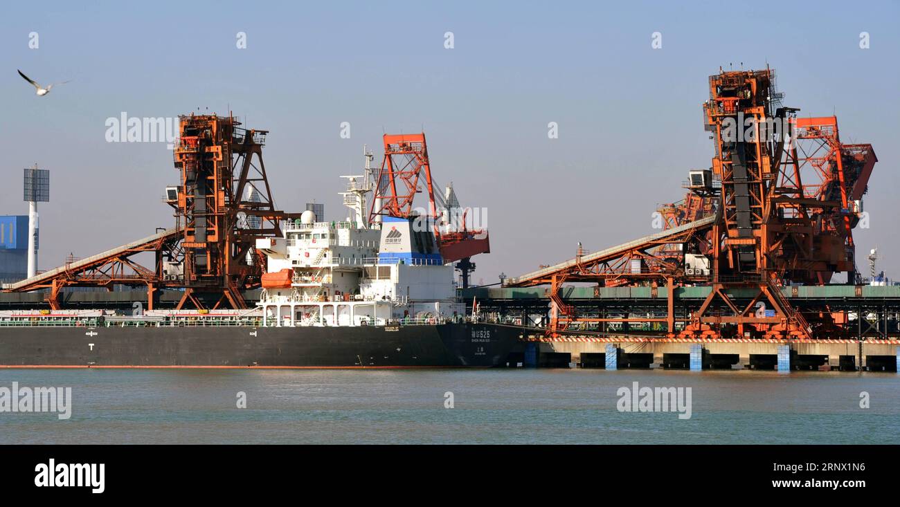 (180109) -- HUANGHUA, 9 gennaio 2018 -- Una nave da carico carica nel distretto di Coal Harbor del porto di Huanghua, provincia di Hebei nella Cina settentrionale, 9 gennaio 2018. Il trasporto merci del porto di Huanghua ha raggiunto 270 milioni di tonnellate nel 2017, con una crescita annuale del 10,43%, secondo le autorità portuali. ) (Lhy) CHINA-HEBEI-HUANGHUA PORT-THROUGHPUT (CN) MuxYu PUBLICATIONxNOTxINxCHN Foto Stock