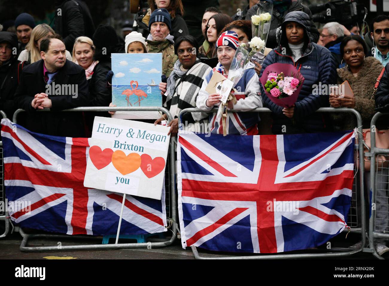 (180109) -- LONDRA, 9 gennaio 2018 -- la gente aspetta il principe Harry e Meghan Markle al Pop Brixton a Londra, in Gran Bretagna, il 9 gennaio 2018. Il principe Harry e Meghan Markle si sposeranno in una cerimonia al castello di Windsor il 19 maggio. ) BRITAIN-LONDON-PRINCE HARRY-MEGHAN MARKLE-REPREZENT RADIO-VISIT TIMXIRELAND PUBLICATIONXNOTXINXCHN Foto Stock