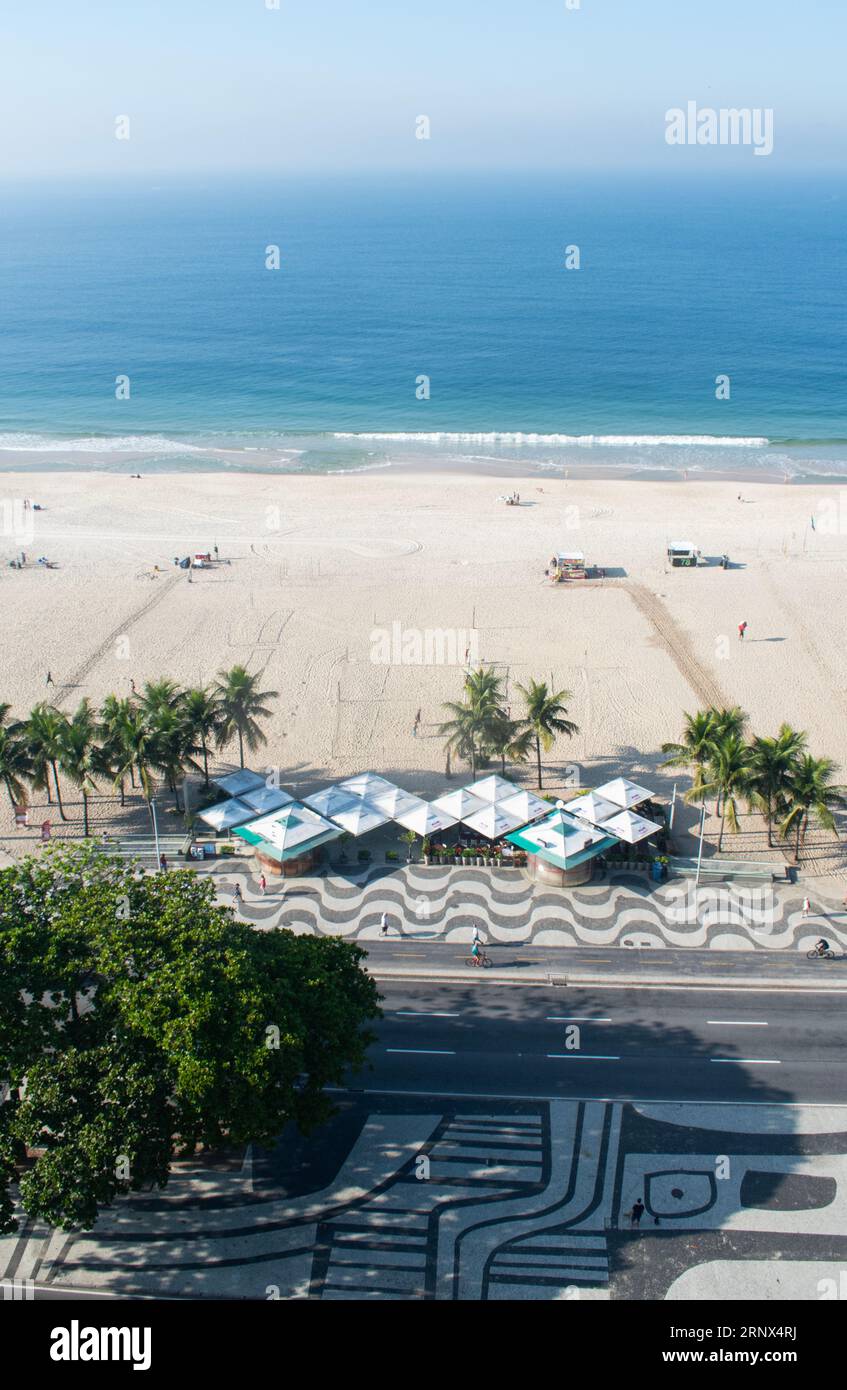 Rio de Janeiro, Brasile: Vista aerea dell'Avenida Atlantica (viale Atlantico) e del marciapiede grafico iconico della spiaggia di Copacabana, vita quotidiana. Vita marina Foto Stock
