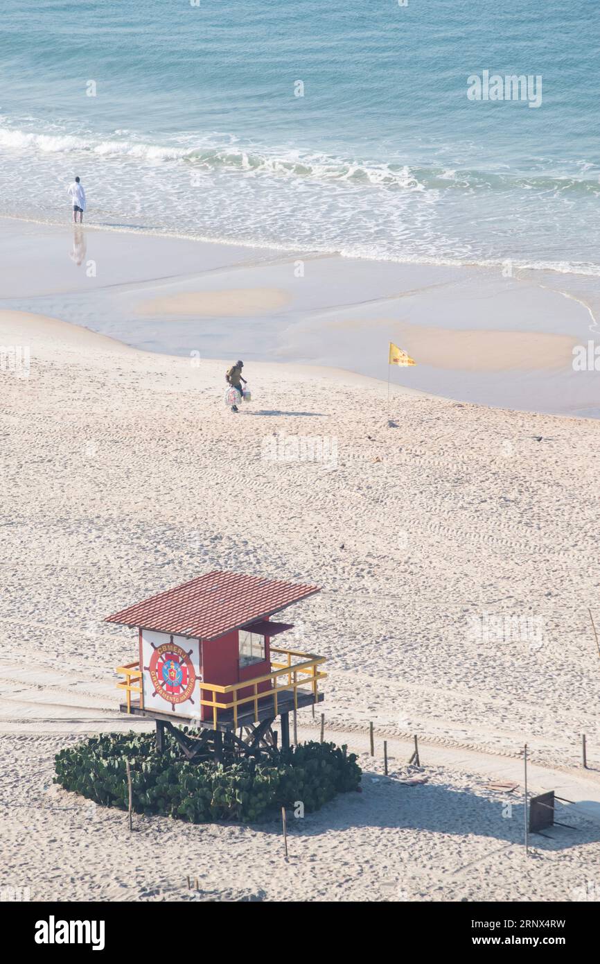 Rio de Janeiro, Brasile, Sud America: Attività mattutine su una spiaggia desertica di Copacabana, una delle famose spiagge della città Foto Stock
